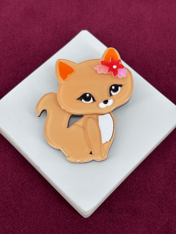 Kahve Tonlu Çiçek Detaylı Kedi Figürlü Akrilik Broş