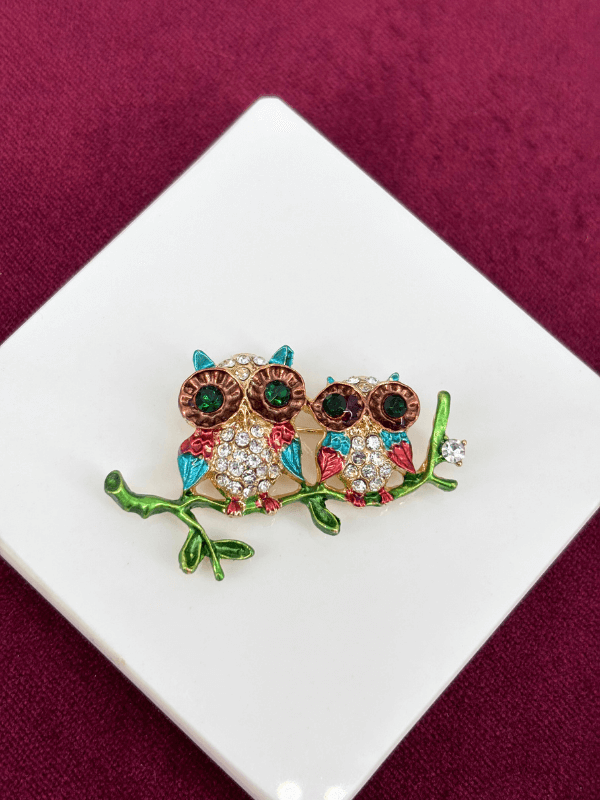 Renkli Taşlı Yeşil Yapraklı İkili Baykuş Figürlü Gold Broş