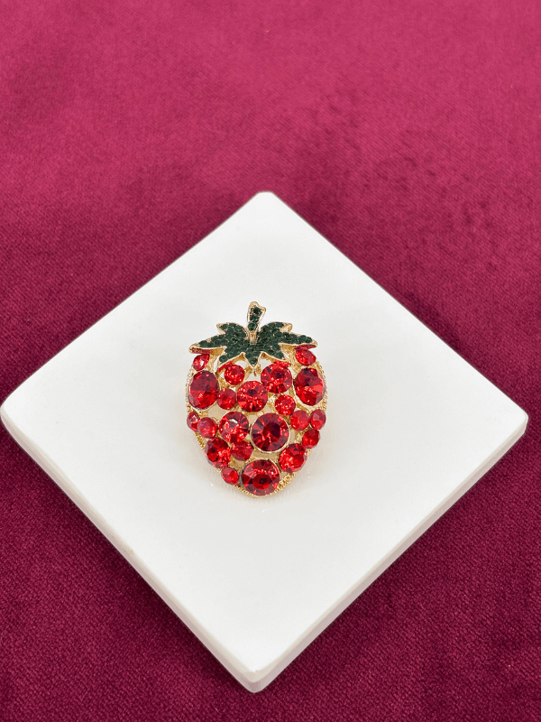 Kırmızı ve Yeşil Parlak Taşlı Çilek Figürlü Gold Broş
