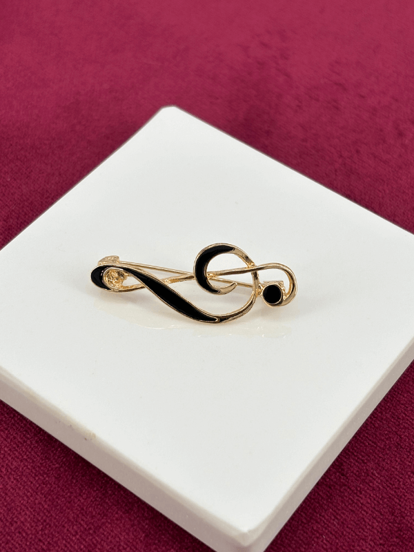 Siyah Renkli ve Taşlı Sol Anahtarı Şekilli Gold Broş