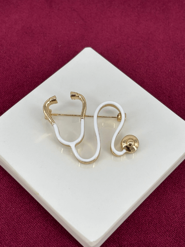 Beyaz Renkli Stetoskop Figürlü Gold Broş
