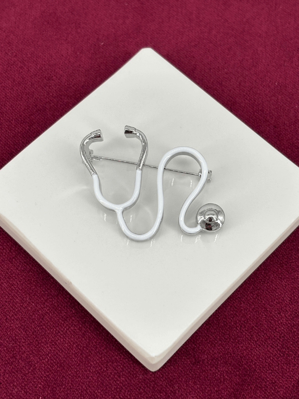 Beyaz Renkli Stetoskop Figürlü Silver Broş