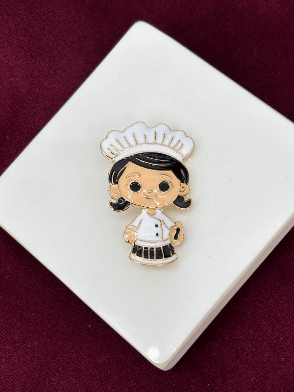 Kadın Aşçı Figürlü Gold Broş