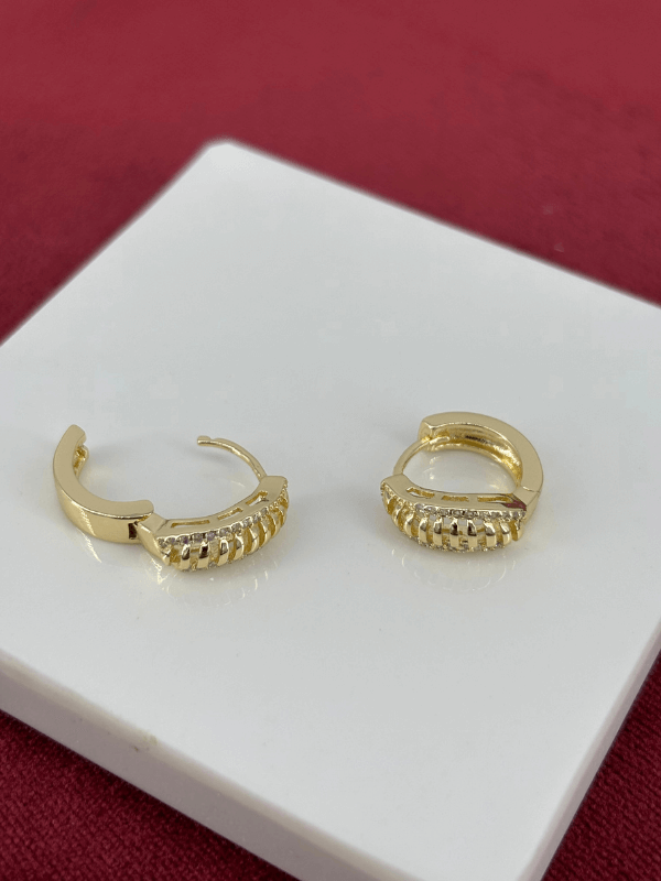 14K Altın Renkli Çizgili ve Taşlı Mini Gold Halka Küpe