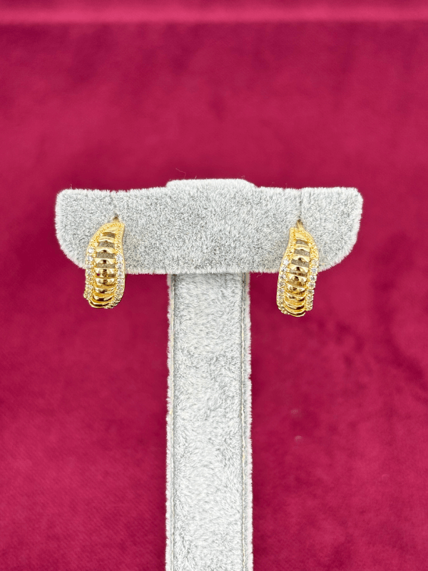 14K Altın Renkli Çizgili ve Taşlı Mini Gold Halka Küpe