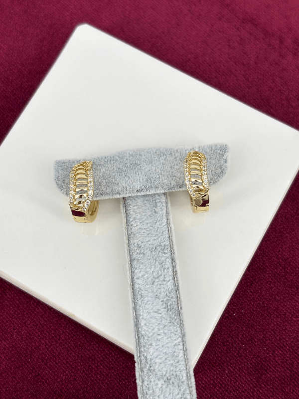 14K Altın Renkli Çizgili ve Taşlı Mini Gold Halka Küpe