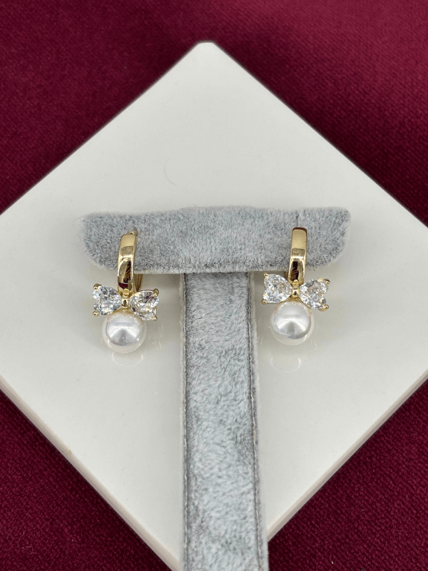 14K Altın Renkli Taşlı Kurdela Detaylı ve İncili Minimal Gold Halka Küpe