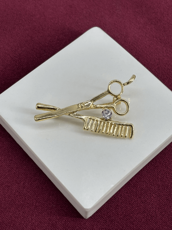 Makas ve Tarak Figürlü Taşlı Gold Broş