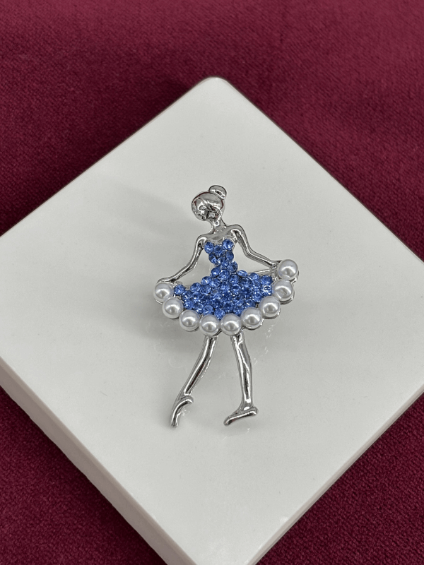 Mavi Taşlı ve İncili Kadın Figürlü Silver Broş