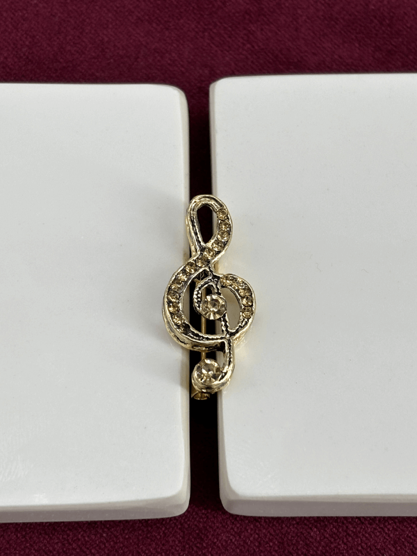 Altın Minik Taşlı Sol Anahtarı Figürlü Gold Broş