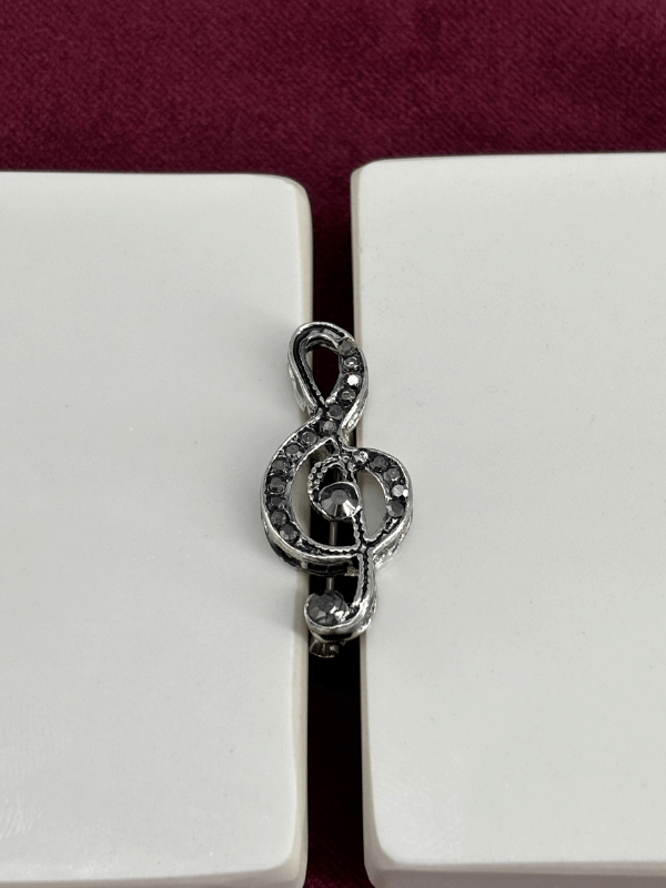 Siyah Minik Taşlı Sol Anahtarı Figürlü Silver Broş