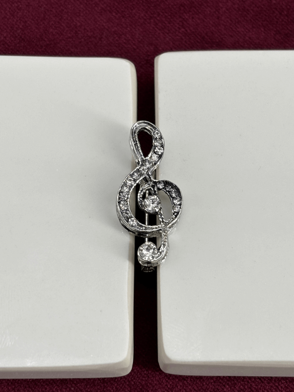 Gümüş Minik Taşlı Sol Anahtarı Figürlü Silver Broş