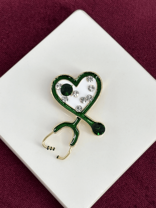 Yeşil Renkli Gümüş Taşlı Kalp Şeklinde Stetoskop Figürlü Gold Broş