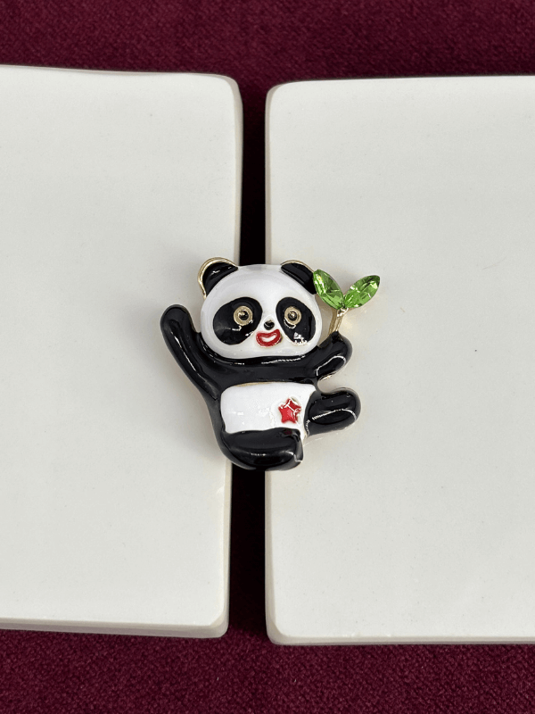 Kırmızı Yıldız ve Yeşil Yapraklı Panda Figürlü Gold Broş