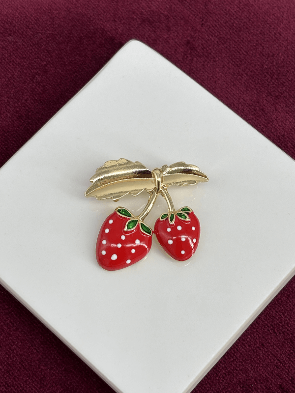 Beyaz Benekli Çilek Figürlü Altın Yapraklı Gold Broş