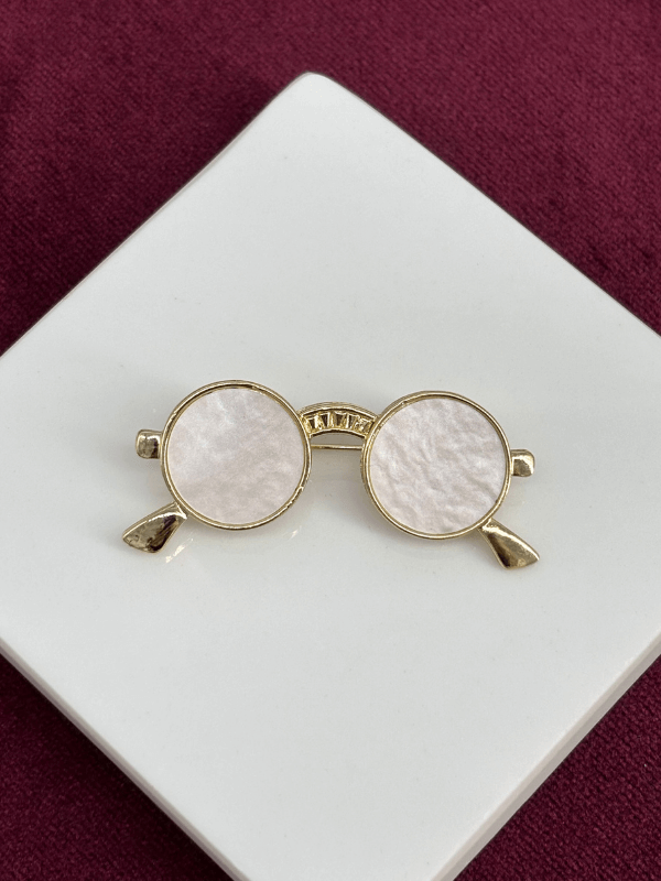 Beyaz Renkli Sedef Yansımalı Gözlük Figürlü Gold Broş