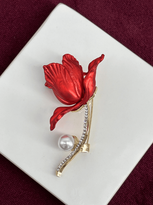 Minik Taş ve İnci Detaylı Kırmızı Renkli Çiçek Figürlü Gold Broş