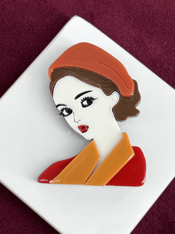 Turuncu Sarı ve Kırmızı Renkli Kadın Figürlü Akrilik Broş