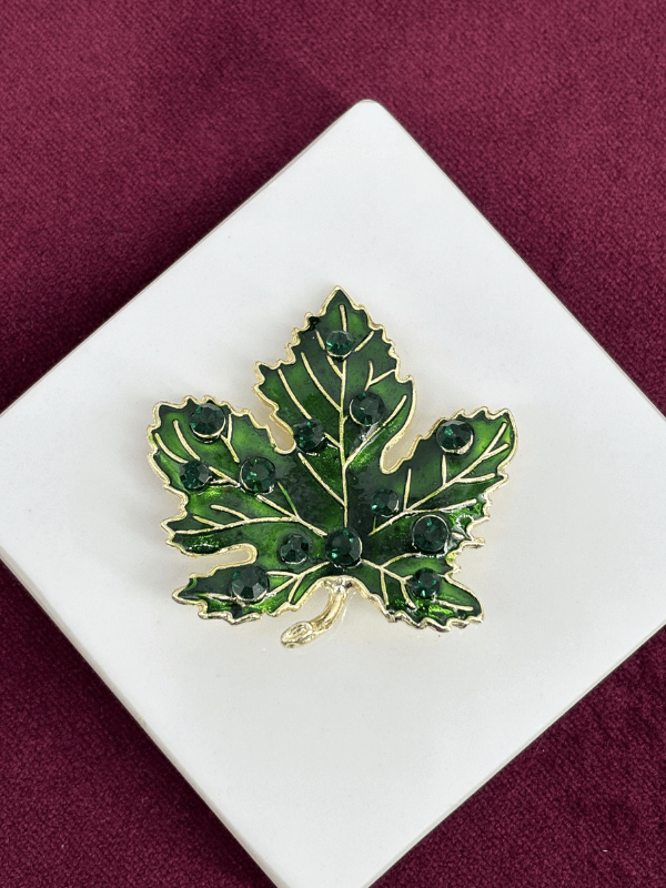 Yeşil Taşlı ve Yaprak Figürlü Gold Broş