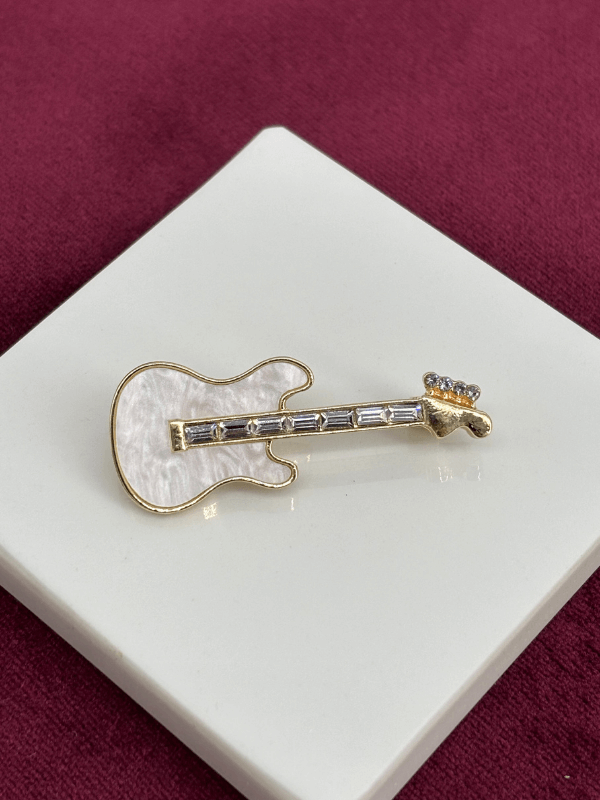 Beyaz Sedef Yansımalı Elektro Gitar Figürlü Gold Broş