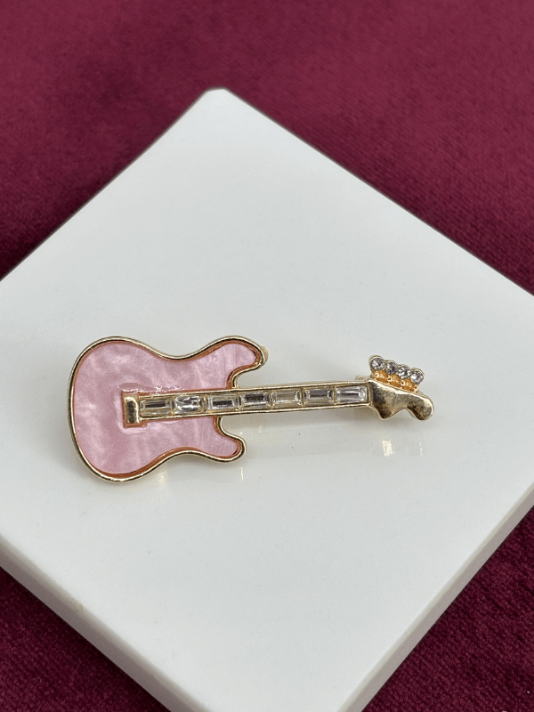 Pembe Sedef Yansımalı Elektro Gitar Figürlü Gold Broş