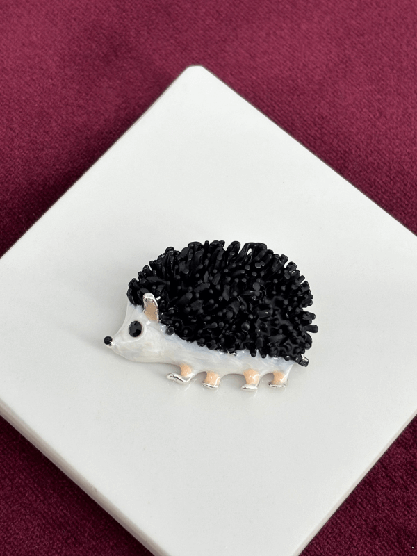 Siyah Dikenli Beyaz Renkli Kirpi Figürlü Silver Broş