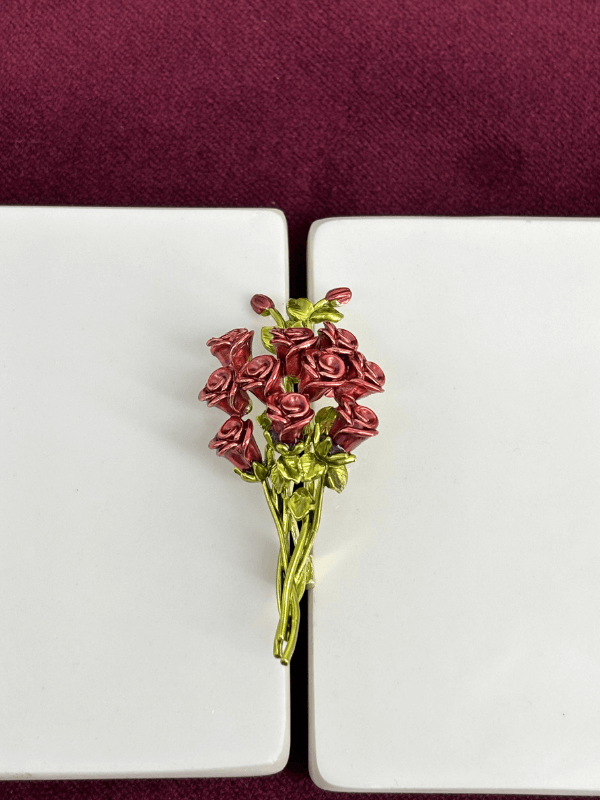 Koyu Pembe Çiçekli Yeşil Yapraklı Gold Broş