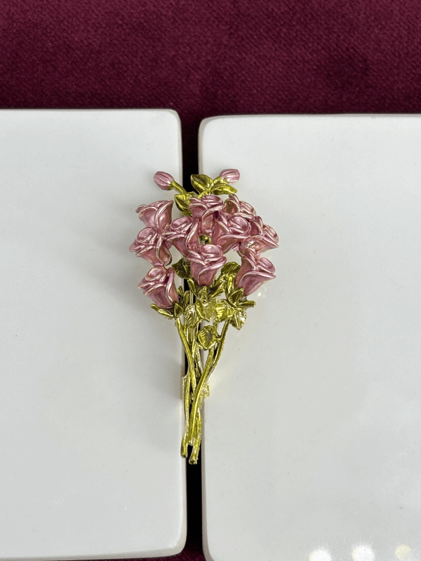 Açık Pembe Çiçekli Yeşil Yapraklı Gold Broş