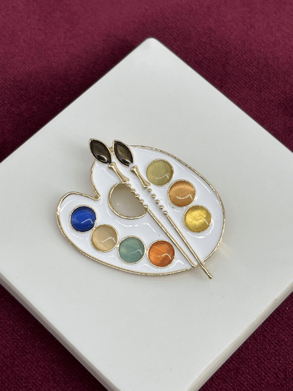 Renkli Taşlı Beyaz Palet Figürlü Gold Broş