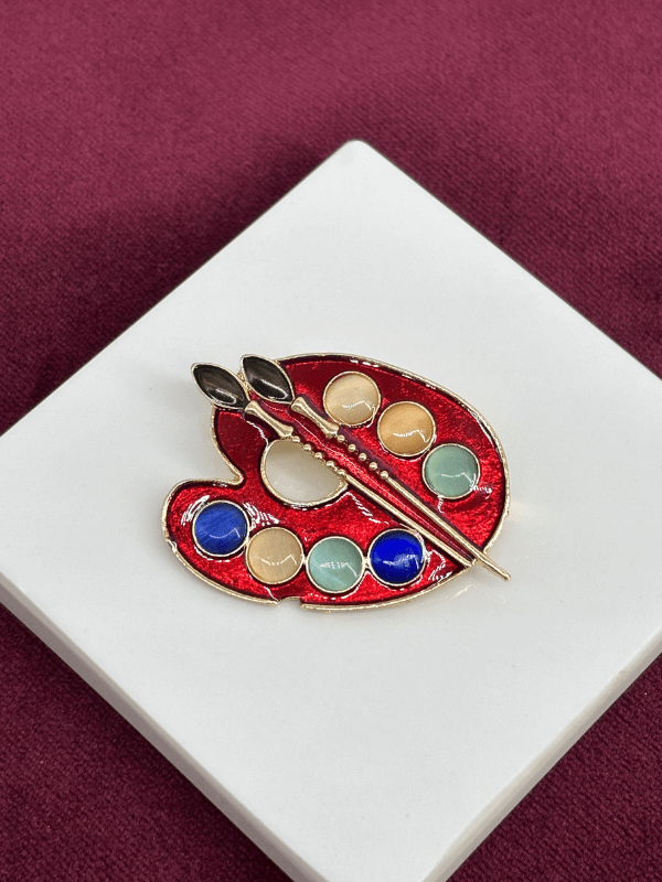 Renkli Taşlı Kırmızı Palet Figürlü Gold Broş