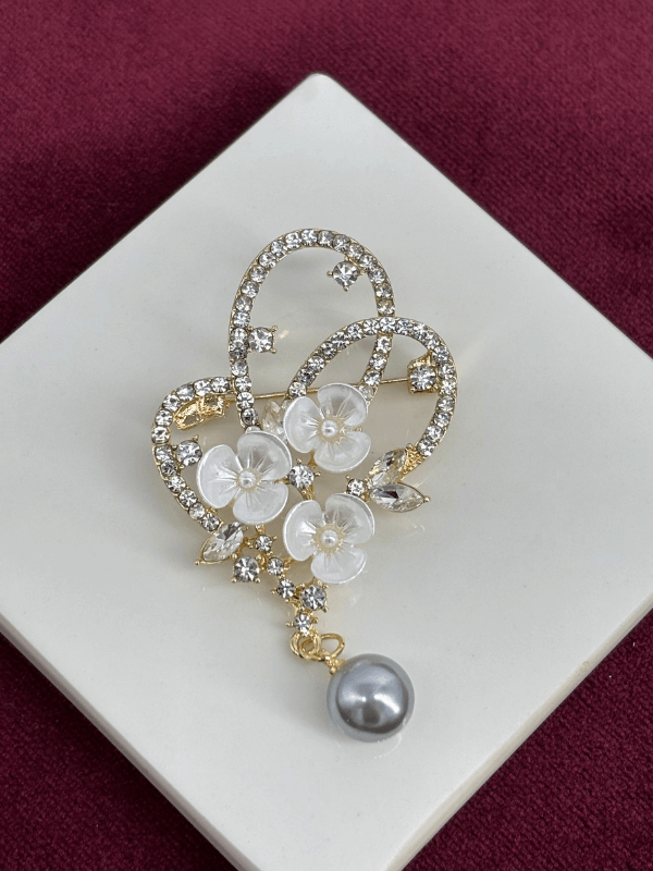 Üç Beyaz Çiçekli Minik Taşlı ve İnci Detaylı Gold Broş