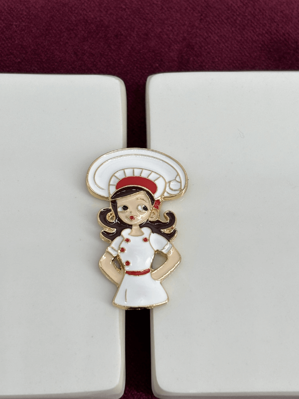 Kırmızı Şapkalı Kadın Figürlü Aşçı Gold Broş