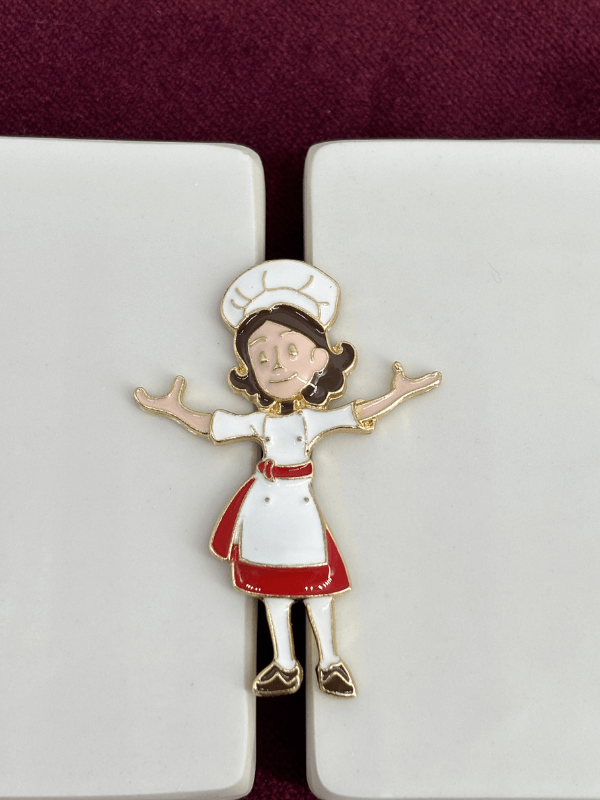 Kırmızı Etekli Kadın Figürlü Gold Broş