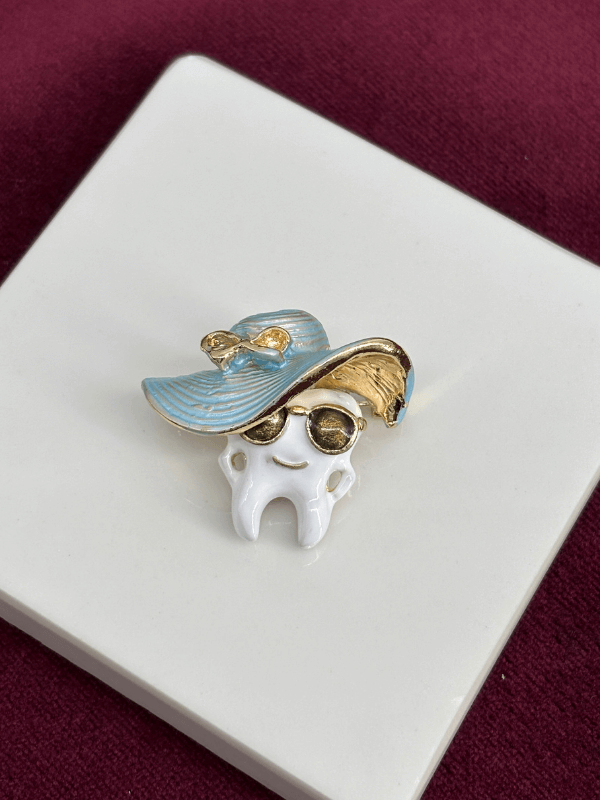 Mavi Şapkalı ve Altın Renkli Gözlüklü Diş Figürlü Gold Broş