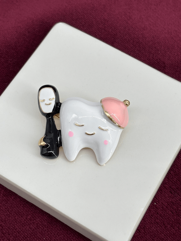 Pembe Şapkalı Siyah Diş Fırçası Detaylı Diş Figürlü Gold Broş