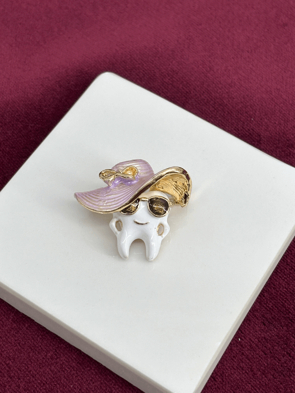 Mor Şapkalı ve Altın Renkli Gözlüklü Diş Figürlü Gold Broş