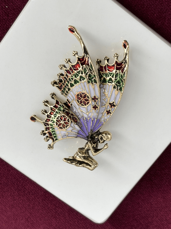 Oturan Kadın Figürlü ve Mor Mavi Yeşil ve Kırmızı Kanat Detaylı Gold Broş