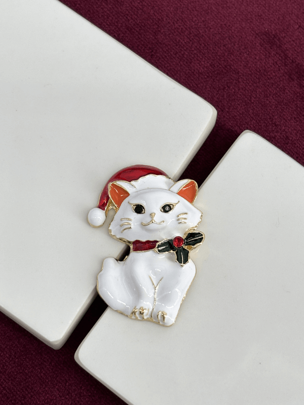 Yılbaşı Şapkalı ve Çiçek Detaylı Beyaz Kedi Figürlü Gold Broş