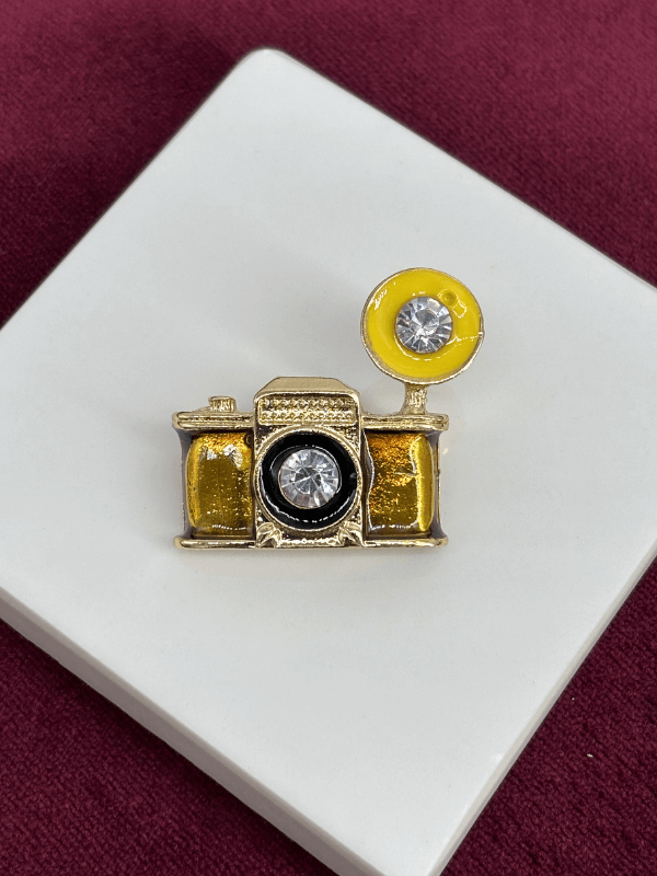 Gümüş Taşlı Siyah Detaylı Sarı Renkli Fotoğraf Makinesi Gold Broş