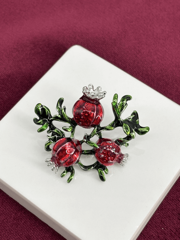 Yeşil Yapraklı Gümüş ve Kırmızı Renkli Nar Figürlü Silver Broş