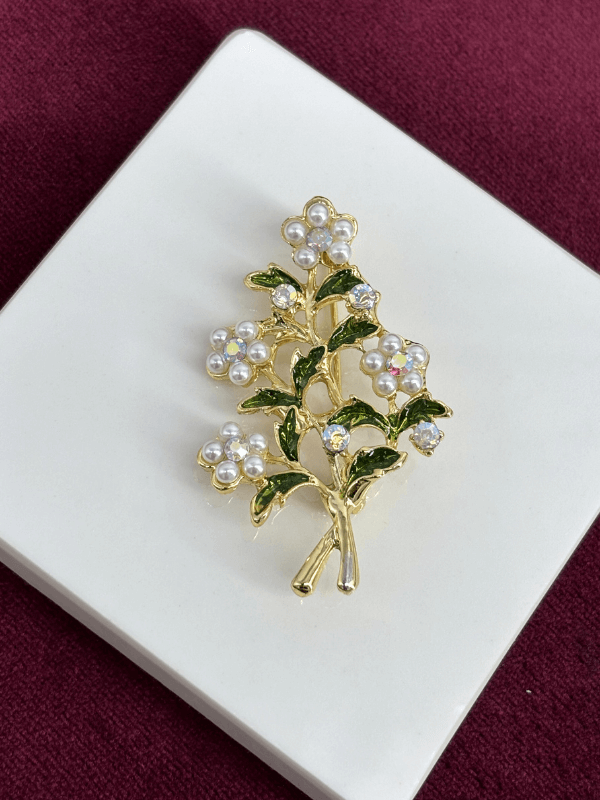 Minik Beyaz İncili ve Taş Detaylı Çiçek Figürlü Gold Broş