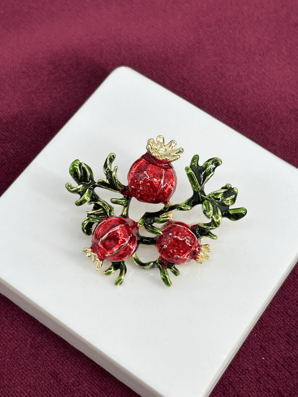 Yeşil Yapraklı Altın ve Kırmızı Renkli Nar Figürlü Gold Broş