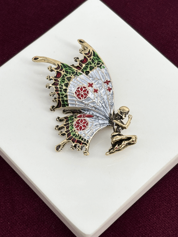 Oturan Kadın Figürlü ve Mavi Yeşil ve Kırmızı Kanat Detaylı Gold Broş
